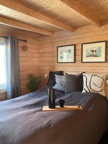 斯塔姆松Fishermans cabin in Lofoten, Stamsund的一间卧室配有一张床,上面有托盘