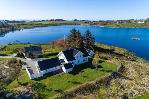 法尔松Villa Krågenes的湖泊边缘房屋的空中景观
