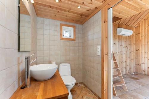 法尔松Villa Krågenes的浴室配有白色水槽和卫生间。