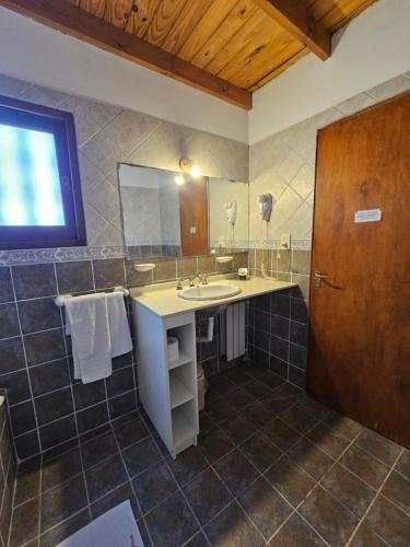 贝尔格拉诺将军镇Posada Aitue的一间带水槽和镜子的浴室