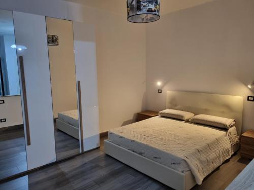 伊索拉迪卡波里祖托Nuovaiegi的一间卧室配有一张床和一面大镜子