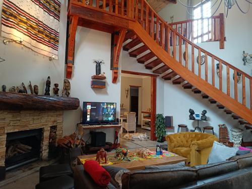 杰米斯顿Ikamu's lodge的带沙发和楼梯的客厅