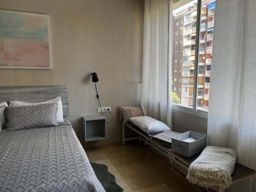 巴塞罗那Precioso y tranquilo apartamento zona alta Diagonal Barcelona的一间卧室设有一张床和一个窗口
