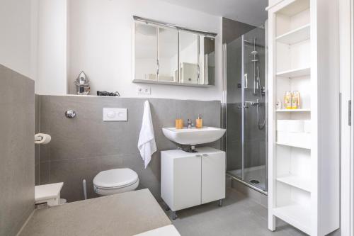 霍尔茨维克德Modernes Zuhause - Küche - Top Anbindung - High WLAN的浴室配有卫生间、盥洗盆和淋浴。
