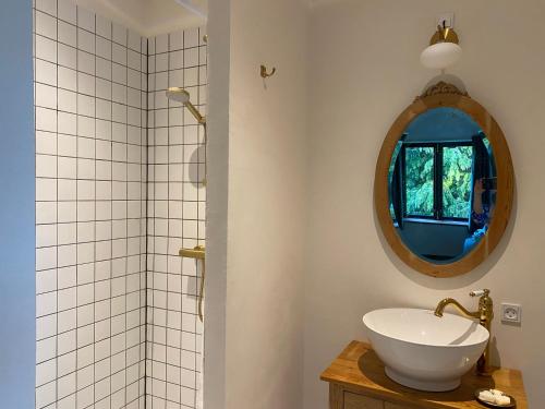 福堡Gamle Præstegård的一间带水槽和镜子的浴室