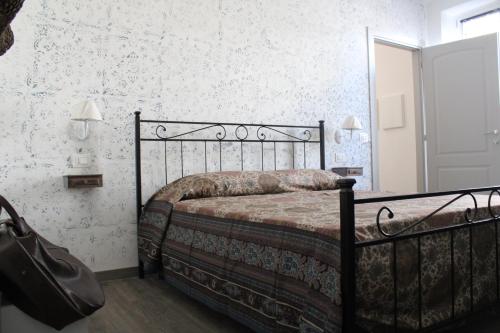 塞拉瓦莱·斯克里维亚Praga的卧室配有一张床