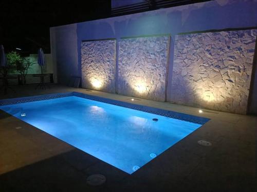 恩塞纳达港Habitación 23 - Green Casitas的墙上设有灯光的大型游泳池