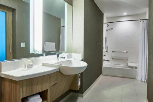 纳什维尔SpringHill Suites by Marriott Nashville Downtown/Convention Center的浴室配有白色水槽和淋浴。