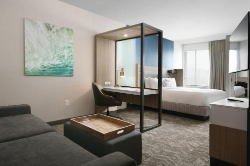 沃思堡SpringHill Suites Dallas DFW Airport South/CentrePort的酒店客房设有沙发、床和书桌