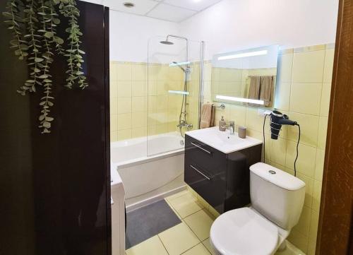 里加Stylish apartment with parking & spacious balcony的浴室配有白色卫生间和盥洗盆。