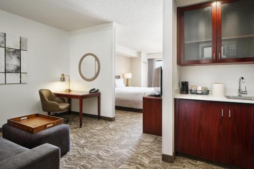 朗蒙特博尔德朗蒙特斯普林希尔套房酒店的酒店客房设有床和客厅。