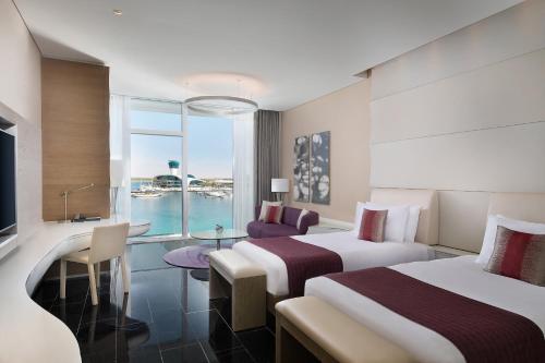 阿布扎比W Abu Dhabi - Yas Island的酒店客房设有两张床,享有水景。