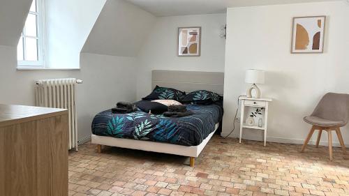 昂热Maison Bossoreil - appartement Aubance的卧室配有1张床、1张桌子和1把椅子