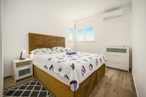 比利切Apartments Picikato的一间卧室设有一张大床和一个窗户。