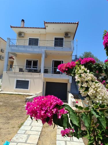 卡托阿尔米利Villa Maria的前面有粉红色花的白色房子