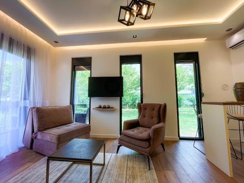 乌尔齐尼B&B Lovac Hasa 2的客厅配有沙发和椅子