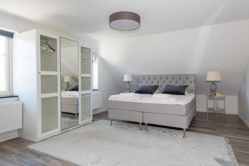 哥德堡The Rose Valley的白色卧室配有床和镜子