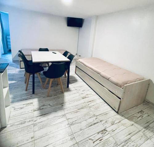 圣卡洛斯-德巴里洛切Antu Mahuida Apartments的配有一张床和一张桌子及椅子的房间