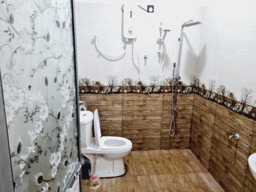 皮利亚恩达拉Hansi Villa的浴室配有白色卫生间和淋浴。