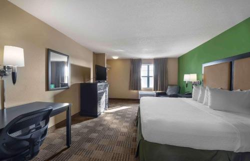 俄克拉何马城俄克拉荷马城机场美国长住酒店的酒店客房设有一张大床和一张书桌。