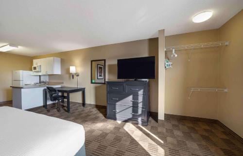 俄克拉何马城俄克拉荷马城机场美国长住酒店的酒店客房配有一张床、一张书桌和一台电视。