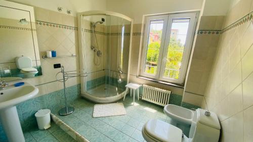 韦扎诺利古雷La Spezia Vezzano 5 terre - Il Ciliegio的带淋浴、卫生间和盥洗盆的浴室