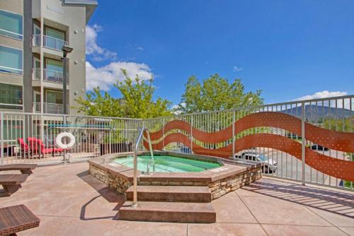 盐湖城Luxury Condo in the Library Square District的一个带热水浴缸和围栏的庭院