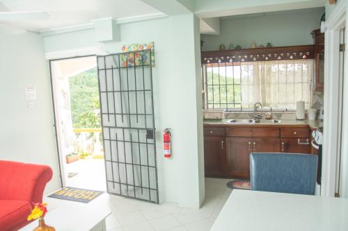 格罗斯岛Mountain View Apartments的厨房设有滑动玻璃门,可通往客厅