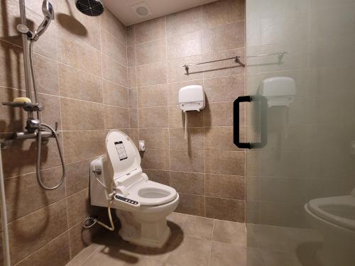 釜山Foxy Hotel的一间带卫生间和淋浴间的浴室