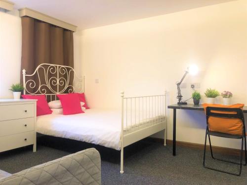 Tile HillBreeze Homstay的一间卧室配有一张床、一张桌子、一张床和一把椅子