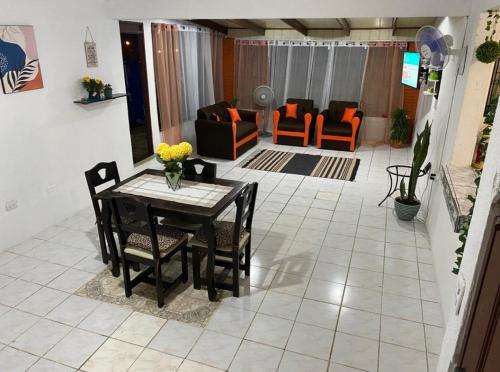 蓬塔雷纳斯Casa Valeria的客厅配有桌椅