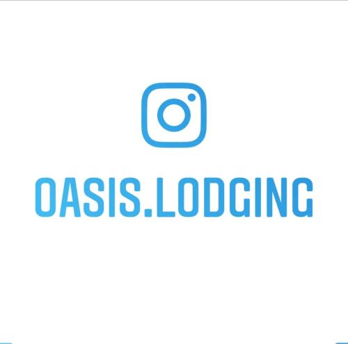 布宜诺斯艾利斯Oasis Lodging的上面装有单词的标志