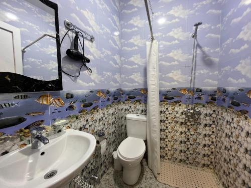 库塔伊西Hotel Goldenera的一间带卫生间和水槽的浴室