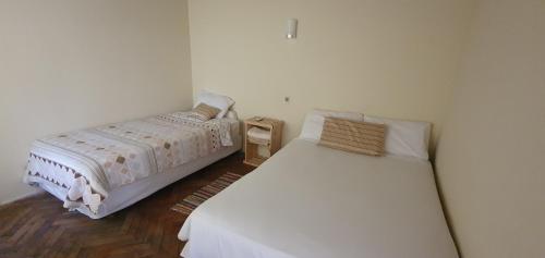 巴拉瓜里Tower Suites的一间卧室设有两张床和床头柜