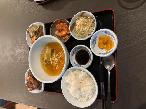 大阪Hotel Kojan的盘子上放着一碗食物和米饭