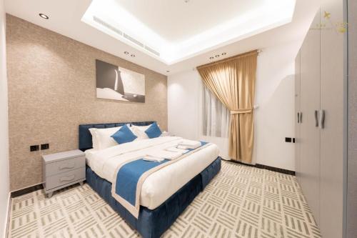 Buraymānزهرة的酒店客房设有床和窗户。