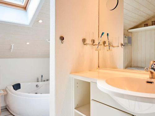 维斯特索马肯Holiday home Nexø X的浴室配有盥洗盆和浴缸。