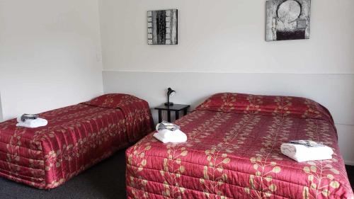 Brown Trout Motel客房内的一张或多张床位
