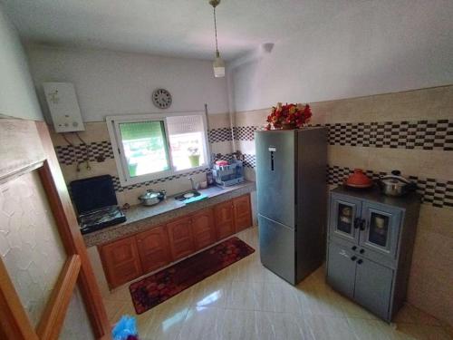 伊穆泽尔杜坎达Apartment suitable for families的厨房配有不锈钢冰箱和窗户