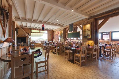 博克松特国际之家夏普桥的餐厅内带桌椅的用餐室