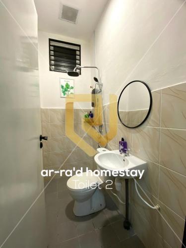 仙本那Ar-Ra’d Homestay Semporna的一间带水槽、镜子和卫生间的浴室