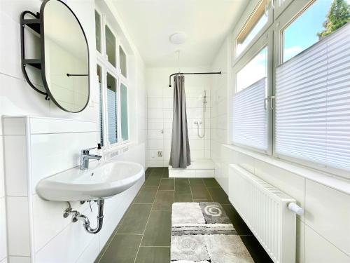 杜伊斯堡Betongold的白色的浴室设有水槽和镜子
