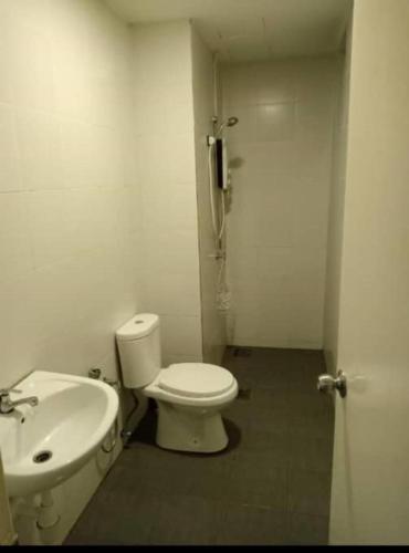 太平Cinta Hati Homestay Crystal Creek Apartment Taiping的一间带卫生间和水槽的浴室