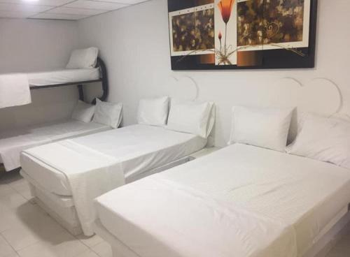 梅尔加Hotel Quinta Ana María的一间客房配有两张床和两张双层床。