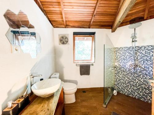 普拉亚Villa Russerangan Grand Opening的一间带水槽、卫生间和淋浴的浴室