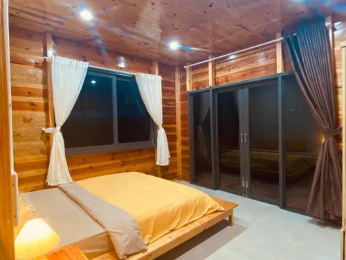 保禄Lam Nguyên Farm Stay的一间卧室设有一张床和一个窗口
