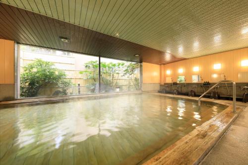Hirugami日長庵 桂月的大房间中的一个游泳池