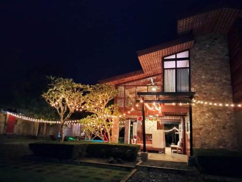 RomblonNivana Spa & Resort的夜晚有圣诞灯的房子