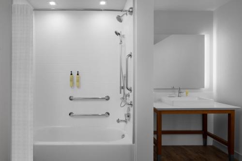 圣安东尼奥Element San Antonio Riverwalk的带淋浴和盥洗盆的白色浴室