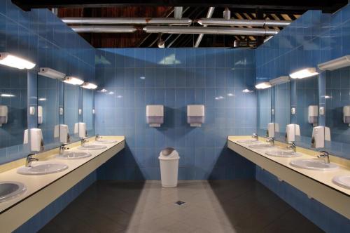 塞里特雷尼科科拉纳简易别墅酒店 - 科拉纳营地的蓝色瓷砖浴室,配有一排盥洗盆